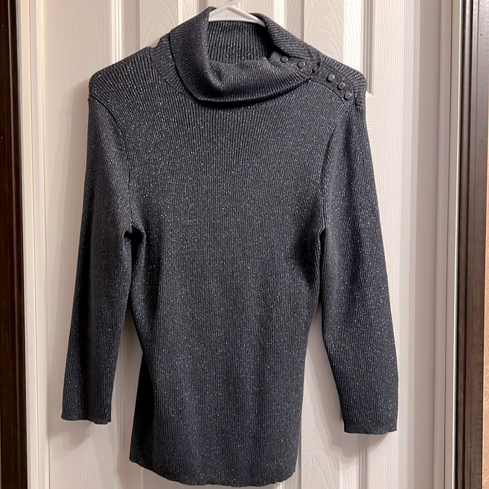 3/4 Top Sleeve with beautiful glittery design , color gray, NY Co.,used once.